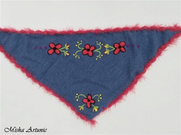Vândut Bandana / Batic din tricot cu motiv floral impaslit si margini pufoase