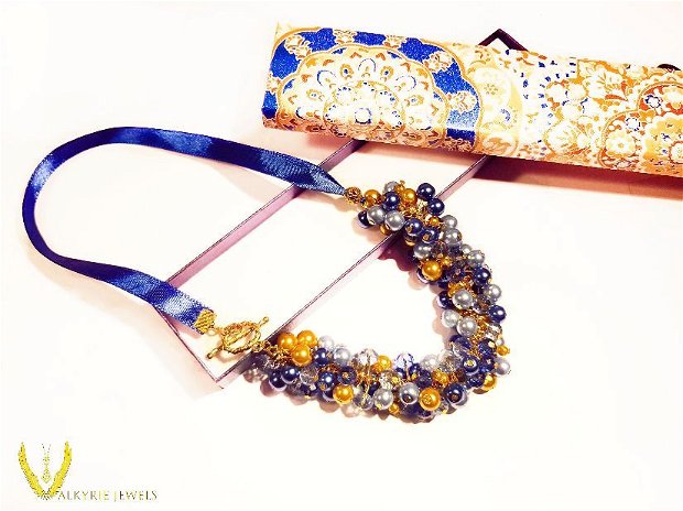 Colier statement din perle de sticla & cristale albastre cu auriu si panglica + cutie cadou