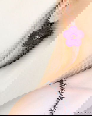 cercei cu flori textile mov violet si margele din sticla fatetata, cercei din satin brodat cu flori, cercei handmade cu cristale