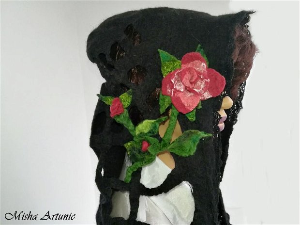 Pelerina impaslita cu trandafiri rosii aplicati