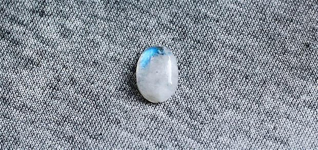 Moonstone alb cu straluciri albastre  -  [ Z10 ]