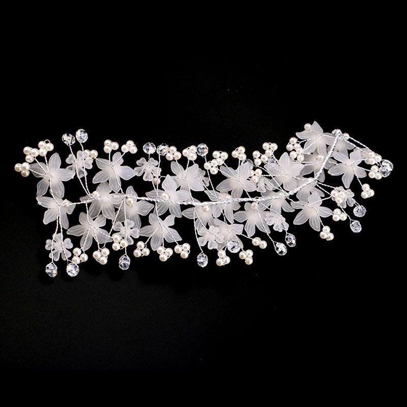 K0195 # Coronita lucrata manual, sarma flexibila aspect argintiu, flori si margele acrilice, perle sintetice