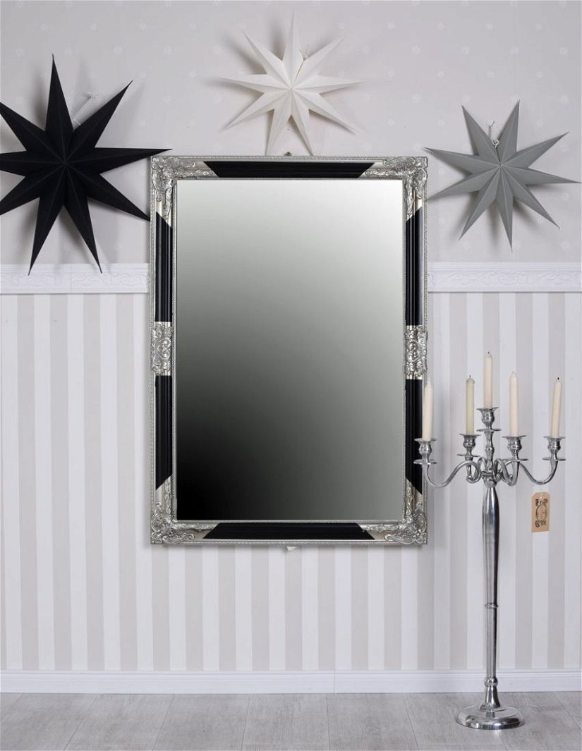 Oglinda rococo cu o rama argintie cu negru