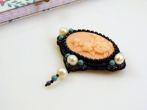 Brosa in stil victorian cu perle Swarovski si perle de apa dulce