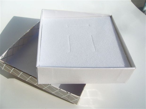 Cutie cadou pentru set (cercei, colier si inel) aprox 8.9x8.9x2.7 cm