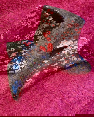 Ghetute din material textil cu broderie.