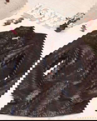 Geaca tip sacou din piele .