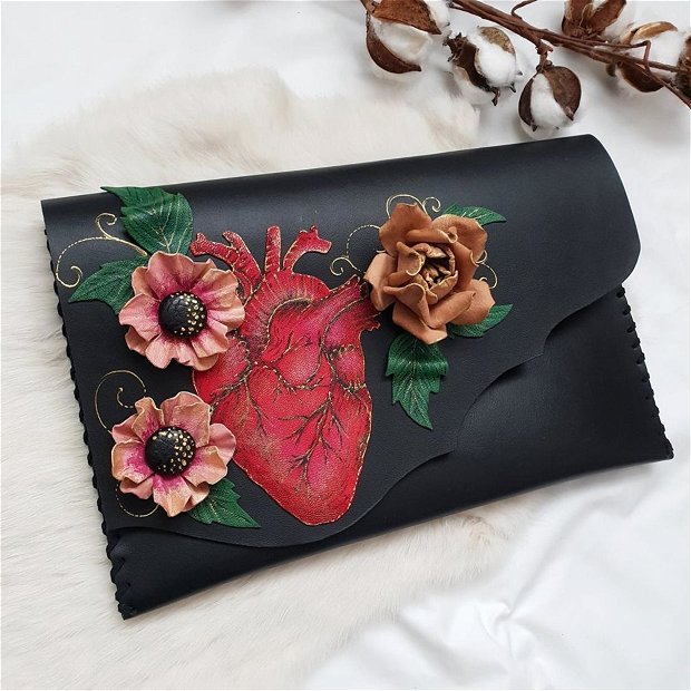 poseta plic handmade unicat din piele - Heart with Flowers