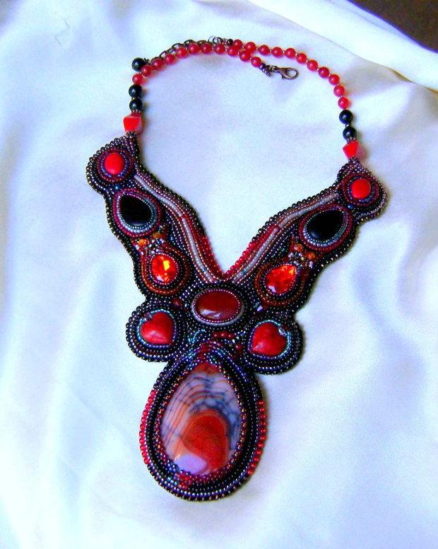 Comanda Mihaela "Mystic Hard" / Colectia " Odoare din Izvoare " Podoabe/broderii manuale cu margelutze japoneze si cehesti, pietre, rasina, perle si aur/argint