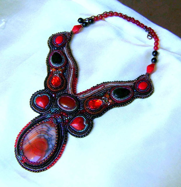 Comanda Mihaela "Mystic Hard" / Colectia " Odoare din Izvoare " Podoabe/broderii manuale cu margelutze japoneze si cehesti, pietre, rasina, perle si aur/argint