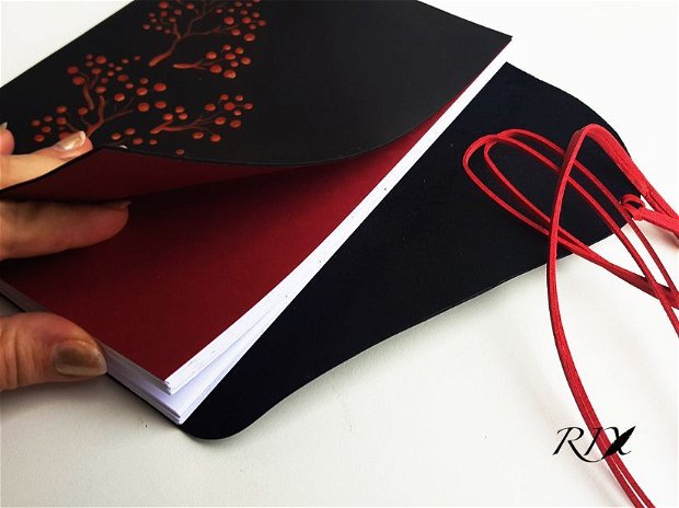REDUCERE!!! - Jurnal (mare) de călătorie -FRUCTE ROȘII- Jurnal de călătorie cu copertă de piele naturală neagră și închidere cu șnur de piele roșie și magnet