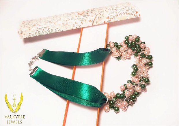 Colier statement din perle de sticla verzi/roz si panglica + cutie cadou