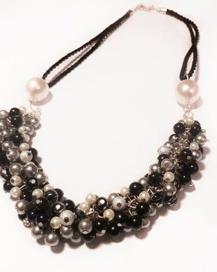 Colier statement din perle de sticla gri/negre/albe si snur impletit negru+ cutie cadou