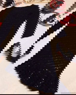 Rochie asimetrica cu paiete.