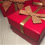 Cutie cadou (9,3x9,3x6cm) roșie cu fundita și panglica aurie