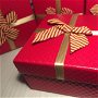 Cutie cadou (12,8x12,8x7,5cm) roșie cu fundita și panglica aurie