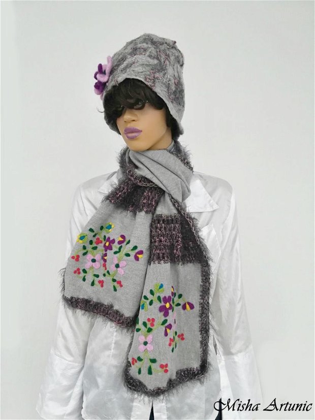 Vândut Fular din tricot, cu margini pufoase si motiv floral impaslit