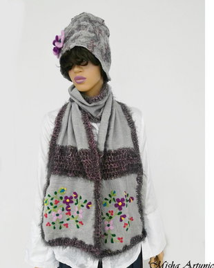 Vândut Fular din tricot, cu margini pufoase si motiv floral impaslit