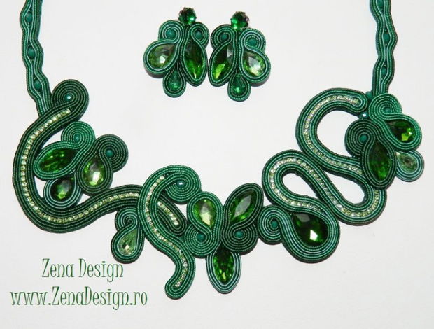 Colier verde elegant si cercei asortati, set bijuterii verde emerald cu strasuri si cristale, bijuterii handmade unicat