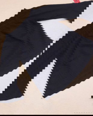 Camasa pe umeri cu maneci clopot.