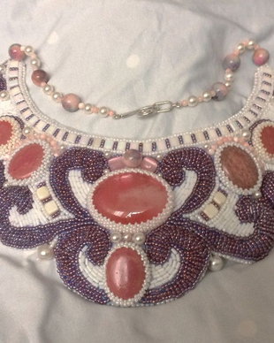 Colier statement ,broderie cu margele toho si cabosoane cuart roz
