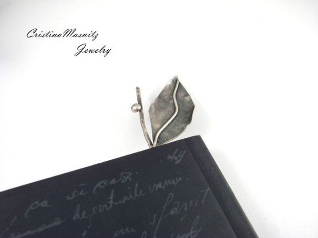 Semn de carte sau brosa, crenguta cu frunza, din argint 925 reticulat si partial oxidat