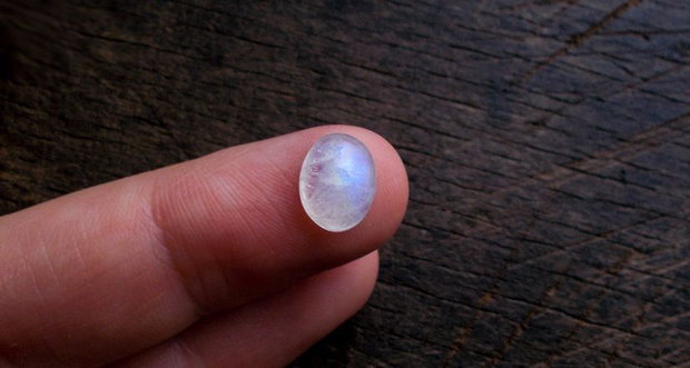 Moonstone alb cu irizatii albastre - BN1