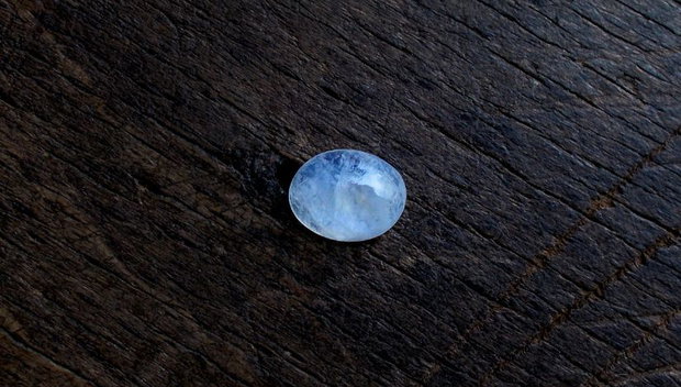 Moonstone alb cu irizatii albastre - BN1