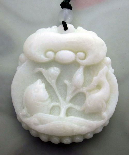 K0609 - Pandantiv jad alb sculptat, pesti arrowana (crapi chinezesti), 38x33mm REZERVAT