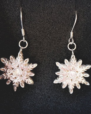 cercei unicat, atarnatori, din argint fin, in forma de fulgi de zapada cu zircon alb