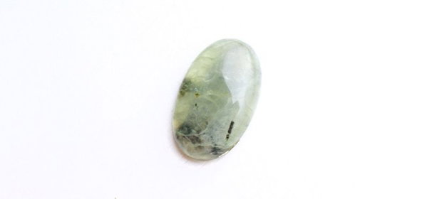 Cabochon prehnit natural cu ocluziuni de epidot -EP1