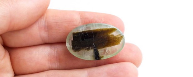 Cabochon prehnit natural cu ocluziuni de epidot -EP1