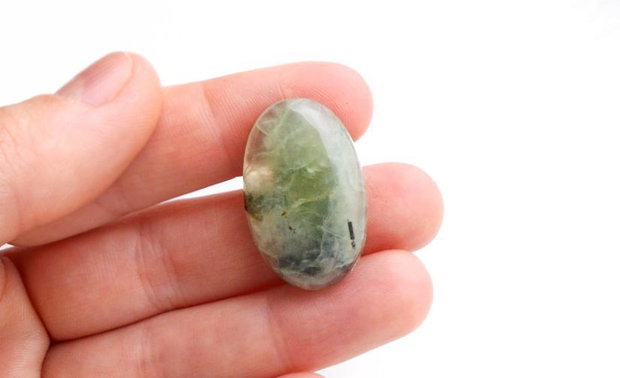 Cabochon prehnit natural cu ocluziuni de epidot -EP1