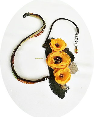 colier floral galben
