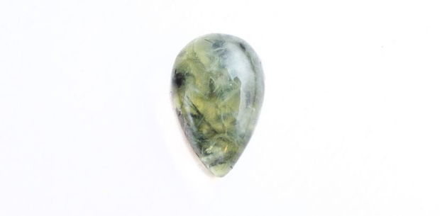 Cabochon  prehnit natural cu ocluziuni de epidot  -EP1