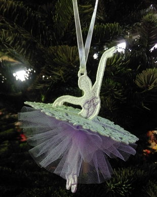 Balerina cu fusta alba si tulle mov Swan Lake 2