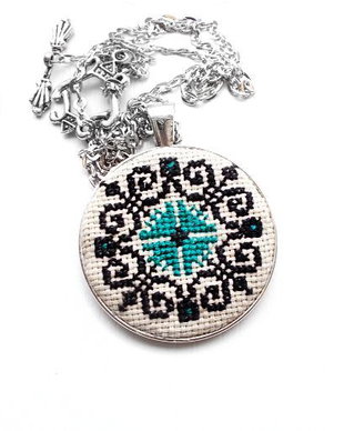 Colier cu broderie manuala- motive traditionale pe panza taraneasca