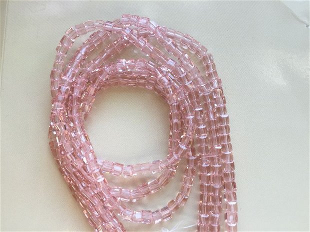 Șirag cristale cubice (4mm) roz, transparente