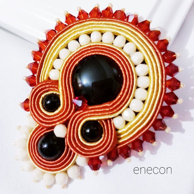 Brosa-martisor soutache bej-caramiziu cu onix