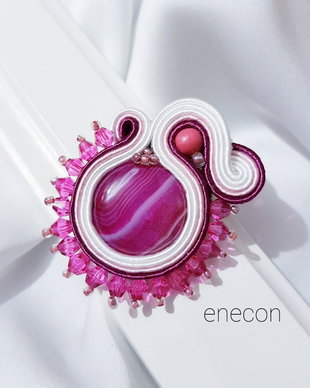 Brosa soutache alb-siclam cu agat