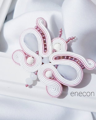 Brosa-martisor soutache fluture alb-roz