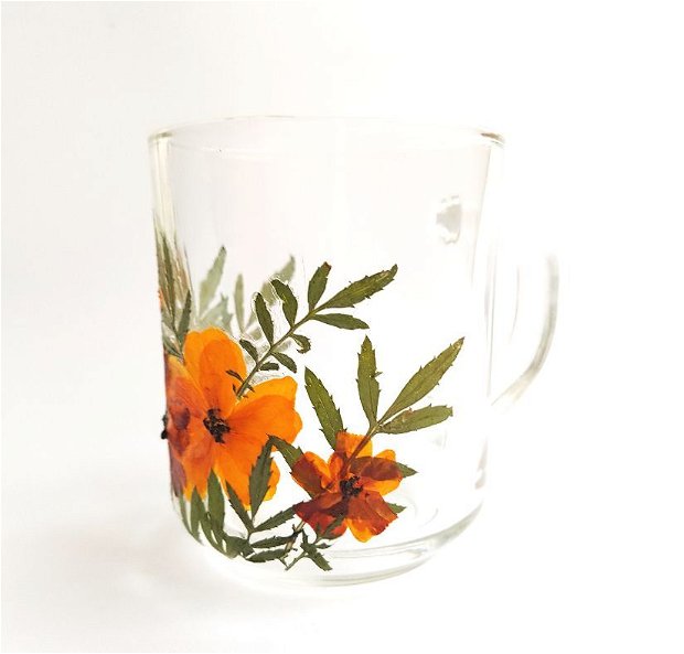 Cana/Ceasca de sticla decorata cu flori presate