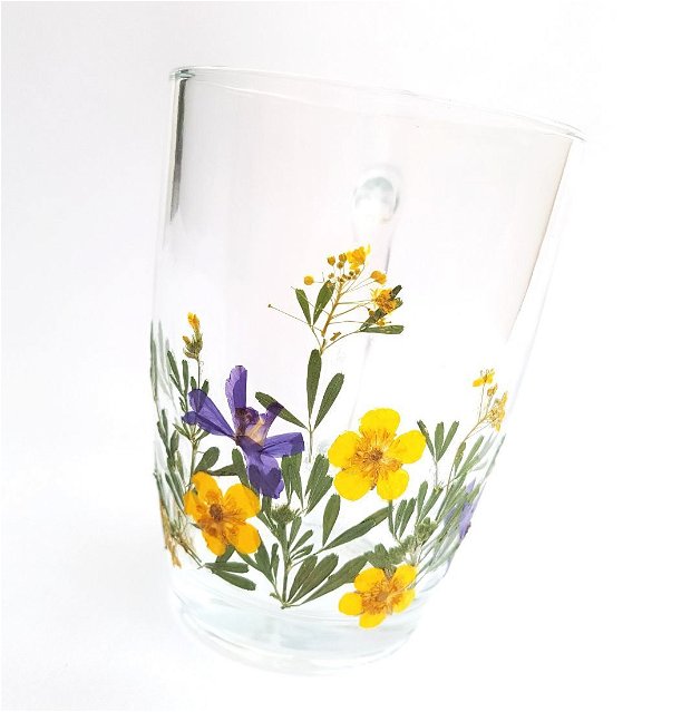 Cana de sticla decorata cu flori de camp presate