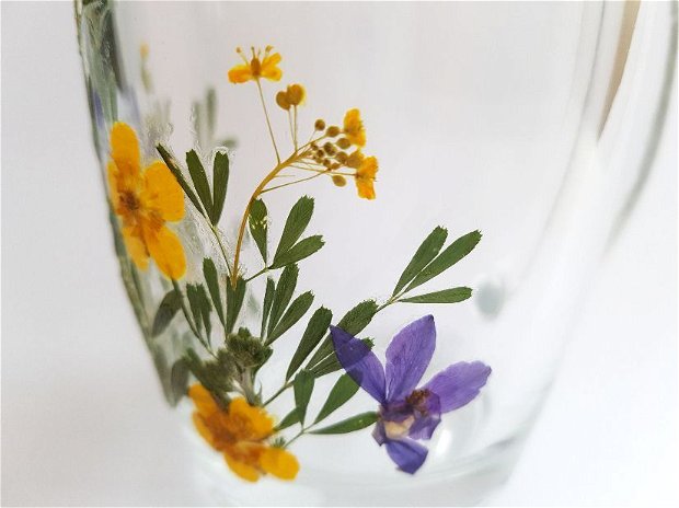 Cana de sticla decorata cu flori de camp presate