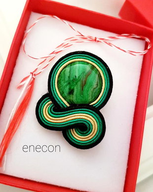Brosa-martisor soutache verde cu piatră semipretioasa