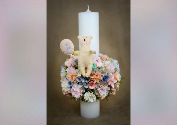 Lumanare de botez, decorata cu flori din hartie, hartie de matase, flori uscate si jucarie din fetru personalizata