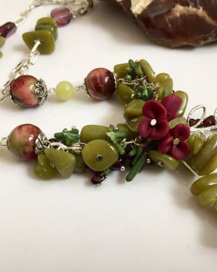 Colier floral cu jad si granat