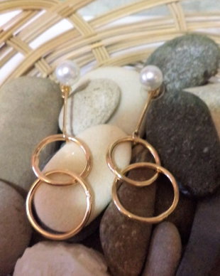 cercei handmade din perle de sticla si link-uri metalice