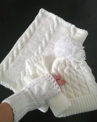Set fular caciula manșetă tricotat manual alb