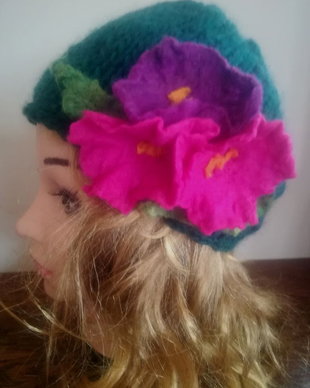 Căciulita croșetata din fir de lână cu floricele de lână merinos impaslite